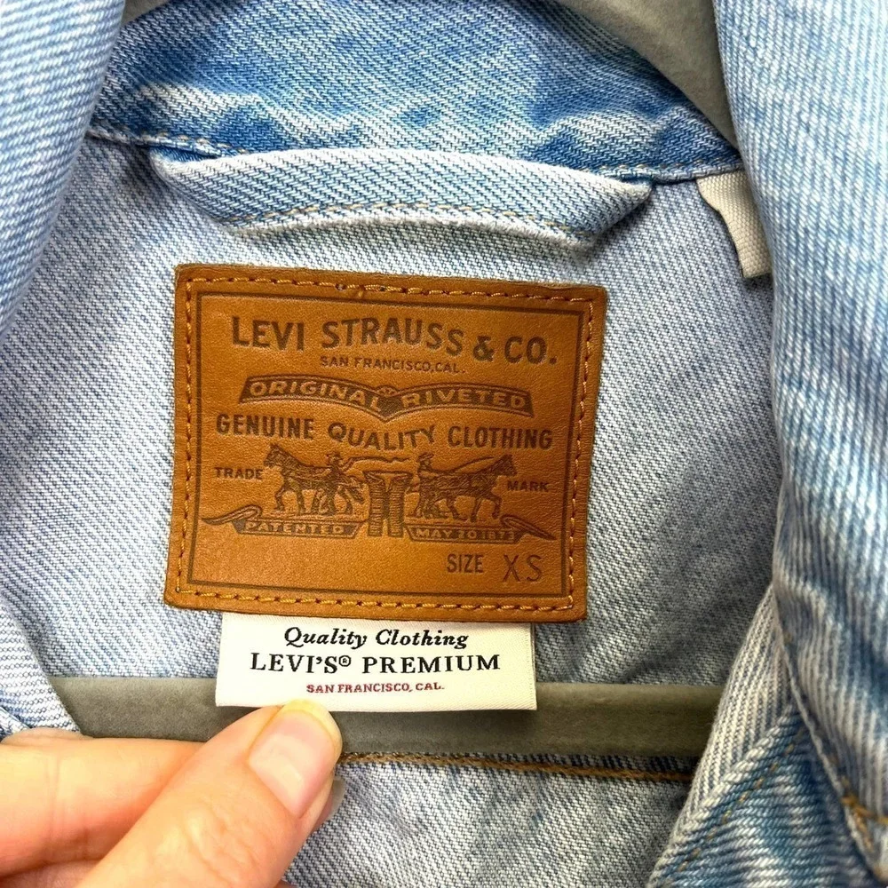 Levi's Jacket Womens Extra Small Blue Light Denim Floral Embroidered Trucker - Picture 8 of 16